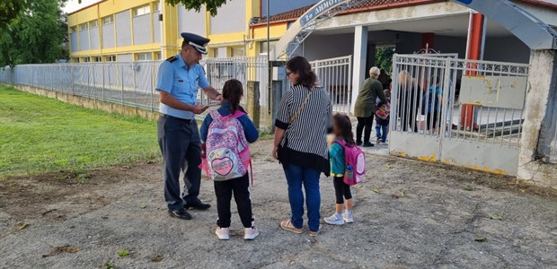 Ενημερωτικά φυλλάδια από αστυνομικούς σε μαθητές σχολείων 